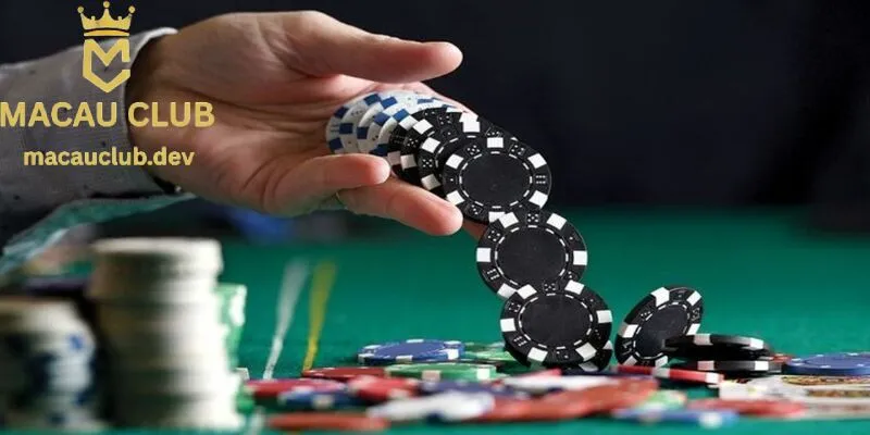 Bluff trong Poker nhằm khiến đối thủ phải bỏ bài