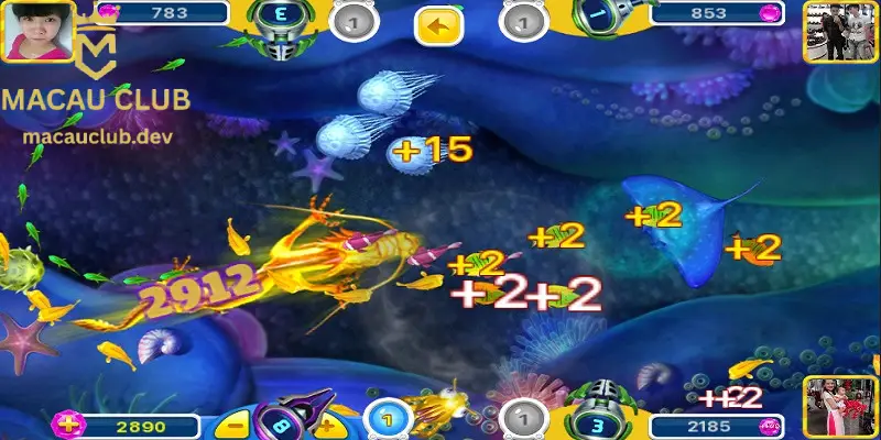 Tập trung cao độ và ngắm bắn ngay lập tức khi cá vừa mới bơi ra khỏi bàn